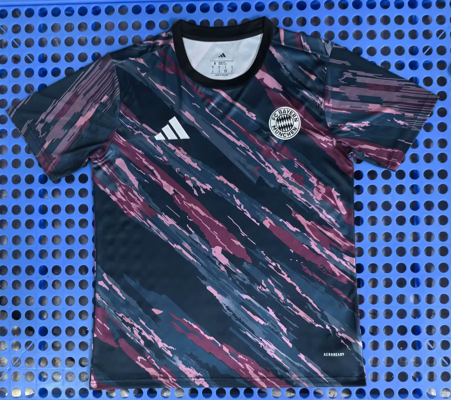 Fan version25/26 Bayern Munchen  training jersey