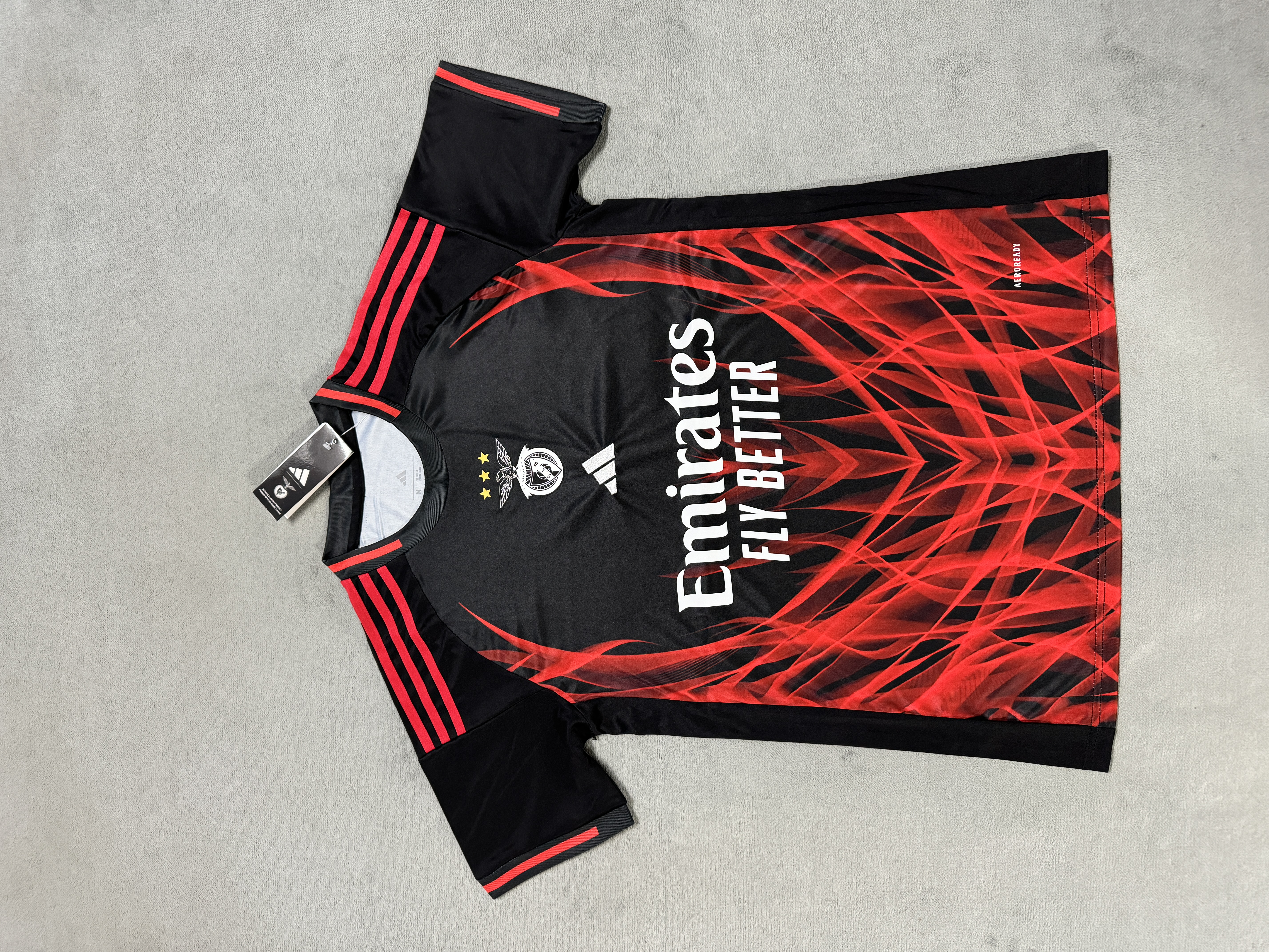 Fans Version 25/2Benfica collaborates in black