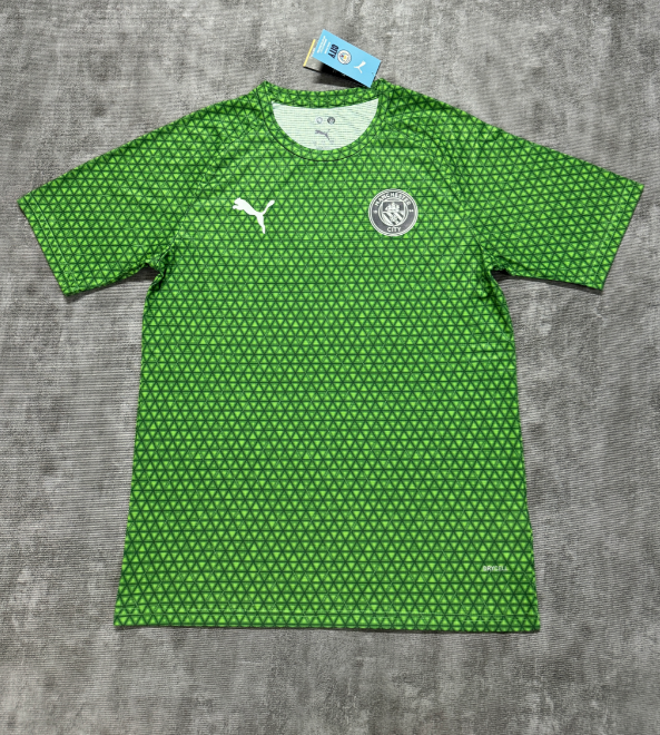Fan version 25/26 Manchester City green before the match