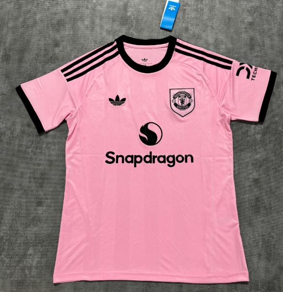 Fan version 25/26 Manchester United goalkeeper pink